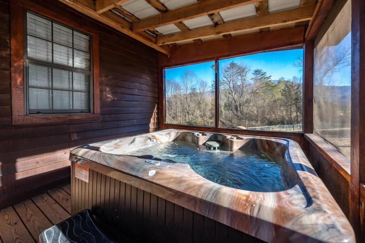 Beautiful View! Log Cabin,Fireplace,Hot Tub,Arcade,Pool,Fishing Севьервилл Экстерьер фото