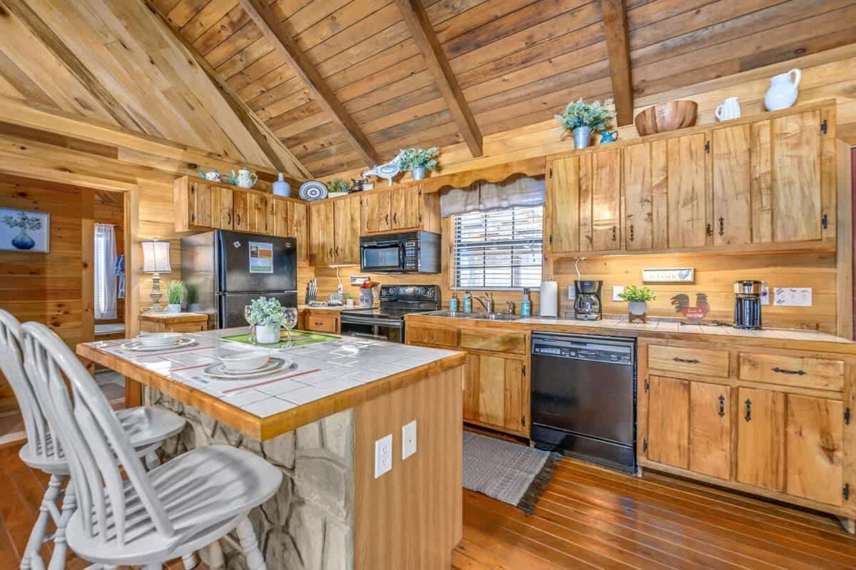 Beautiful View! Log Cabin,Fireplace,Hot Tub,Arcade,Pool,Fishing Севьервилл Экстерьер фото