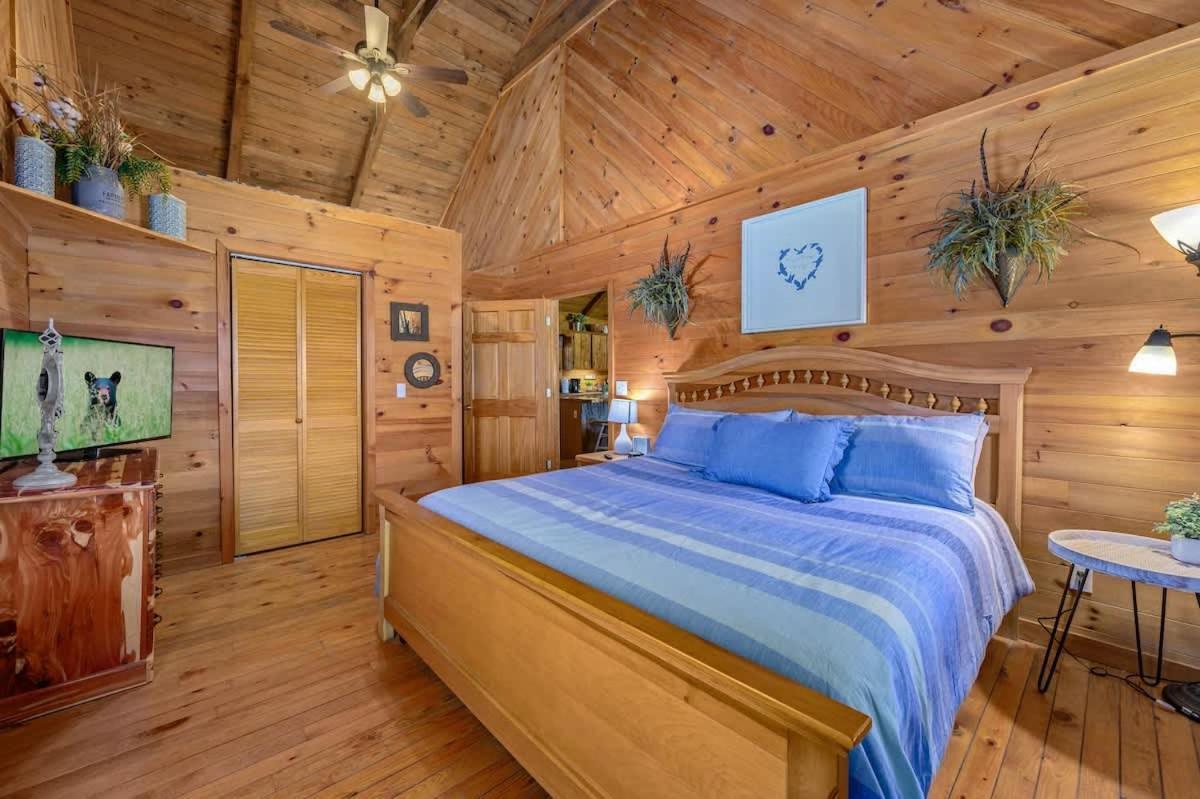 Beautiful View! Log Cabin,Fireplace,Hot Tub,Arcade,Pool,Fishing Севьервилл Экстерьер фото