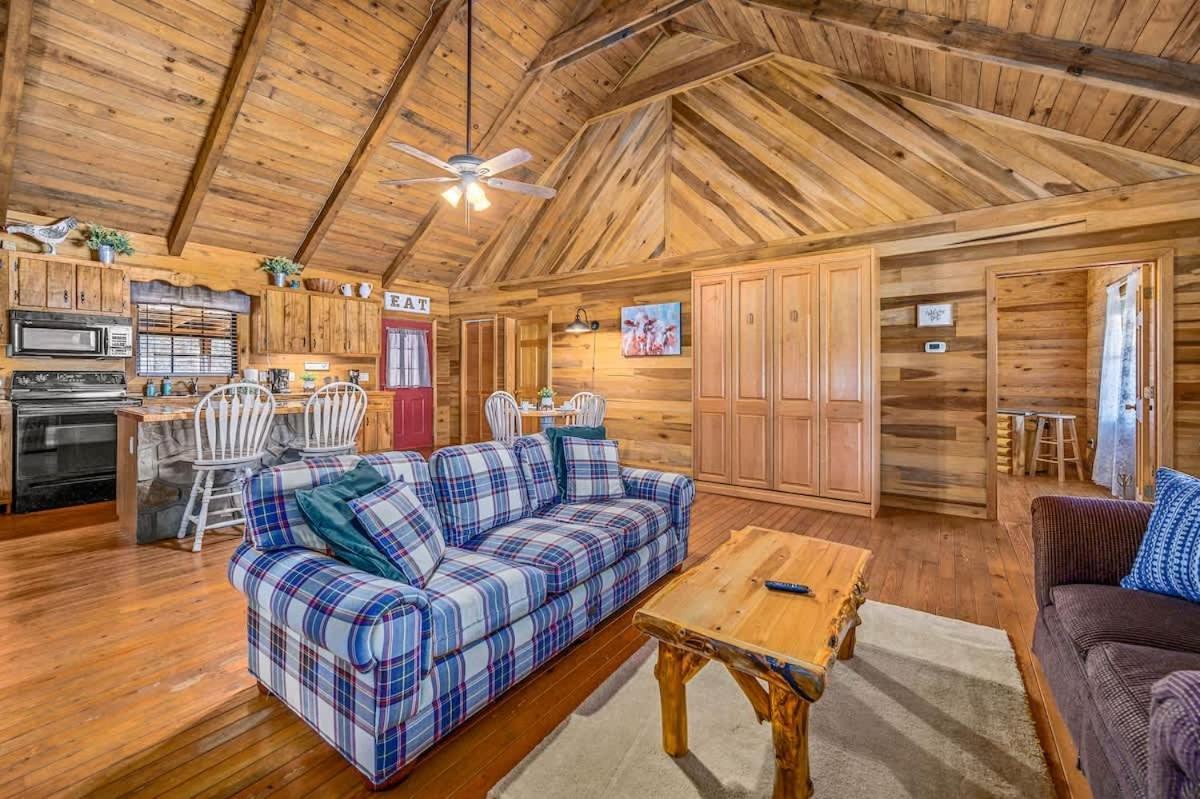Beautiful View! Log Cabin,Fireplace,Hot Tub,Arcade,Pool,Fishing Севьервилл Экстерьер фото