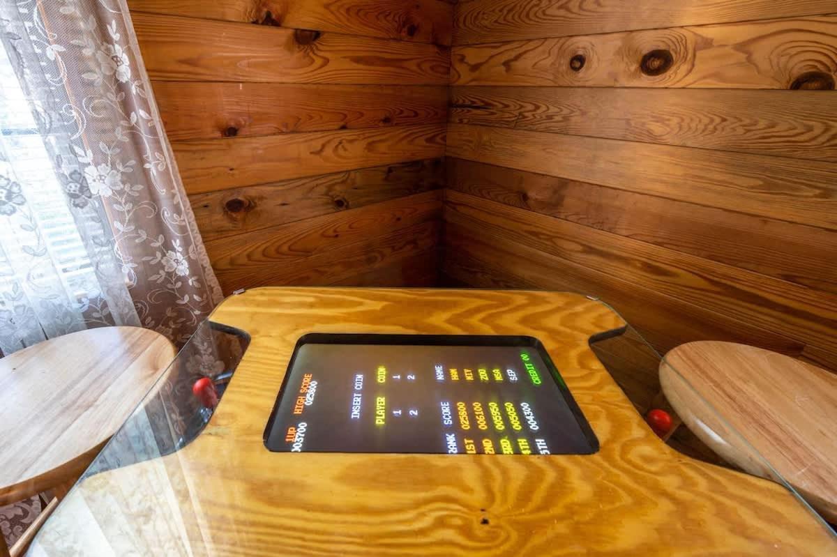 Beautiful View! Log Cabin,Fireplace,Hot Tub,Arcade,Pool,Fishing Севьервилл Экстерьер фото