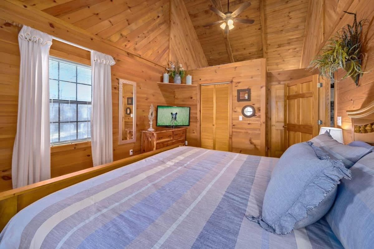 Beautiful View! Log Cabin,Fireplace,Hot Tub,Arcade,Pool,Fishing Севьервилл Экстерьер фото