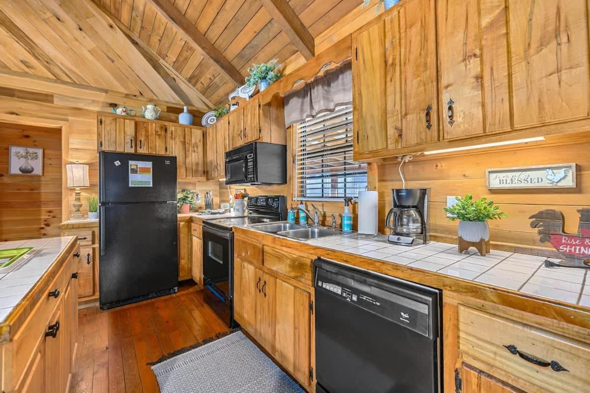 Beautiful View! Log Cabin,Fireplace,Hot Tub,Arcade,Pool,Fishing Севьервилл Экстерьер фото