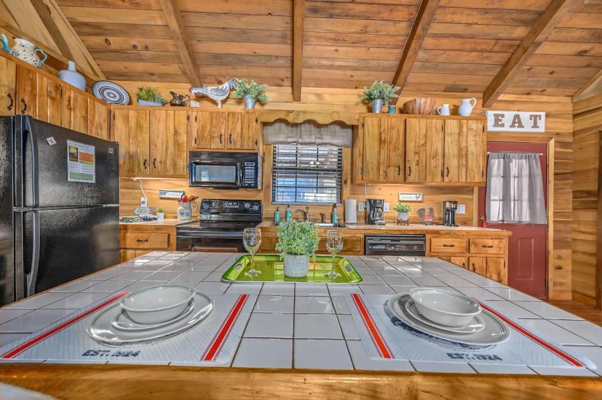Beautiful View! Log Cabin,Fireplace,Hot Tub,Arcade,Pool,Fishing Севьервилл Экстерьер фото
