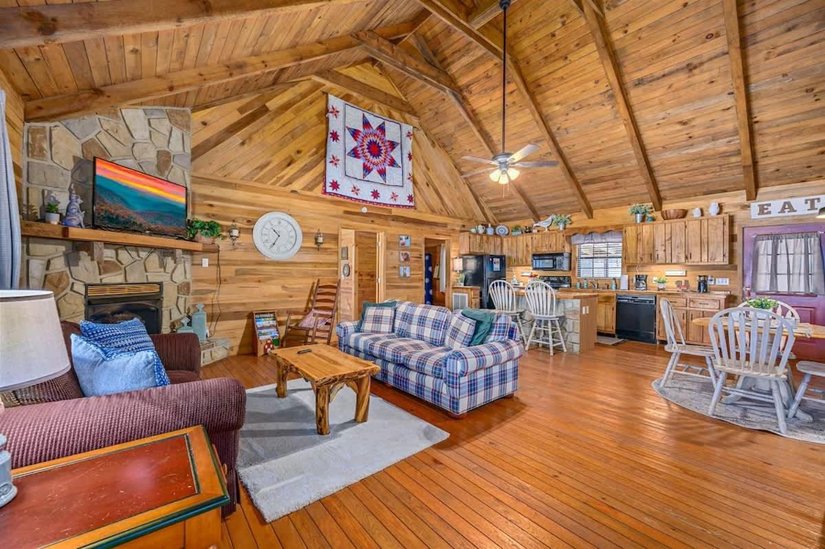 Beautiful View! Log Cabin,Fireplace,Hot Tub,Arcade,Pool,Fishing Севьервилл Экстерьер фото